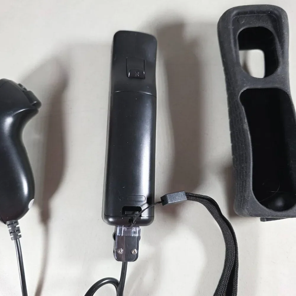 Wii Nunchuck + Remote w/ MotionPlus – Black – Silicone Cover – Generic Brand
